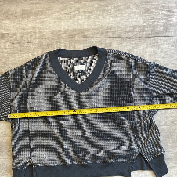American Eagle Outfitters Black and Gray V-Neck Sweater. - Picture 3 of 7